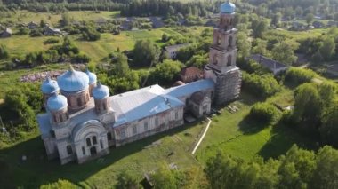 Kırsalda kubbeleri olan eski tarihi kilise.