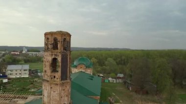 Küçük kasabadaki terk edilmiş tuğla kilise kulesi
