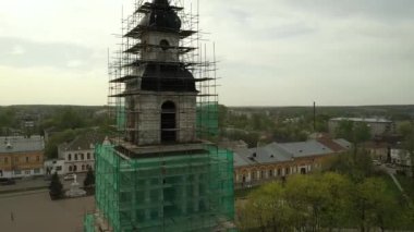 Küçük bir kasabada yeniden inşa edilen bir kilise.