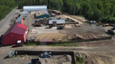 Yazın kırsalda ormanın yanındaki kereste fabrikasında.