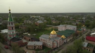 Küçük bir kasabadaki eski kilise kulesinde hava manzarası - bulutlu bir gün