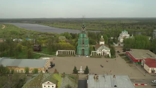 Luftutsikt på torget med kirke under rekonstruksjon i liten by – stockvideo
