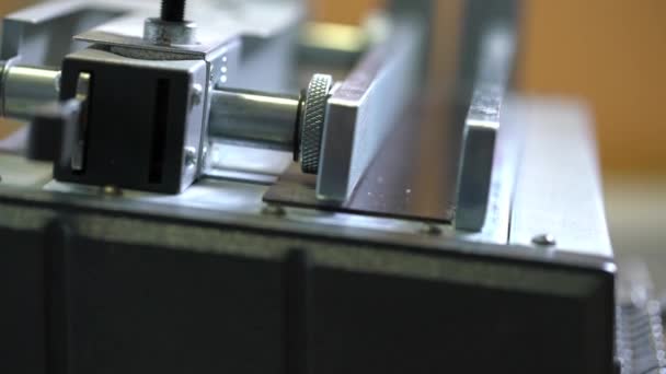 Mekanisme mesin pengikat kertas selama bekerja — Stok Video