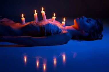 Vücudunda yanan mumlarla seksi bir kadınla yatma performansı