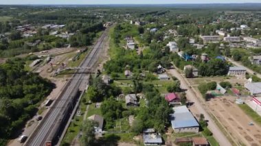 Tren yolu, hareket halindeki trenle köyden geçiyor.