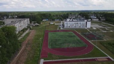 Bölge okulunun ve spor sahasının üzerinden uç