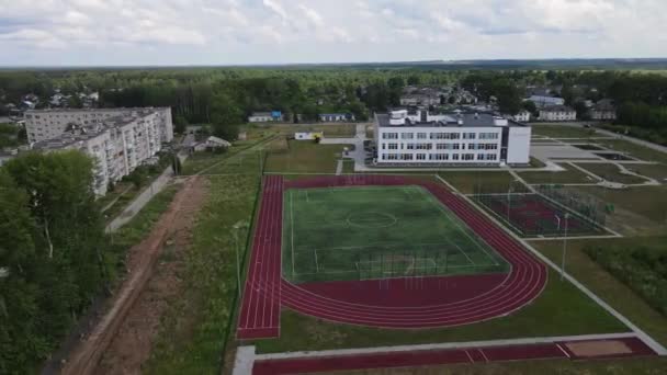 Latać nad szkołą regionalną i boiskiem sportowym — Wideo stockowe