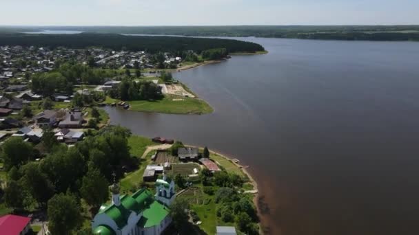 Vista aérea da cidade costeira no dia ensolarado de verão perto do rio — Vídeo de Stock