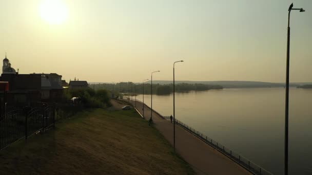 日落时城镇河岸的空中景观。基洛夫地区Vyatskie Polyany — 图库视频影像