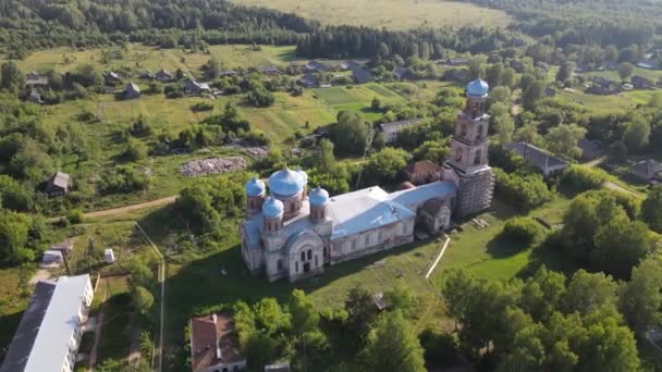 基洛夫地区农村绿色植物中被损坏的风化墙壁的中世纪石制大教堂的空中景观 — 图库视频影像