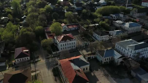 Drone Vista Della Strada Nella Città Urzhum Con Chiesa Invecchiata — Video Stock