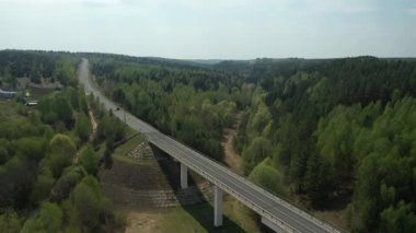 İnsansız hava aracı Vyatka nehri, Nolinsk, Kirov bölgesi ve Rusya Federasyonu üzerinde uçuyor.,