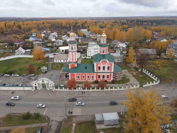 Вид с воздуха на храм Пресвятой Троицы, Киров, Россия в солнечный осенний день