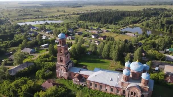 基洛夫地区农村绿色植物中被损坏的风化墙壁的中世纪石制大教堂上方的空中景观 — 图库视频影像