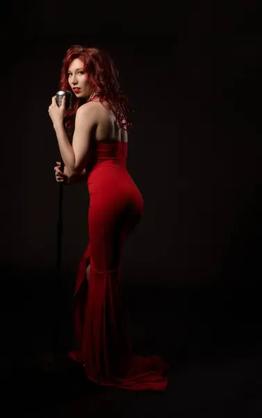Vista Lateral Jovem Vocalista Feminina Graciosa Vestido Maxi Vermelho Elegante — Fotografia de Stock