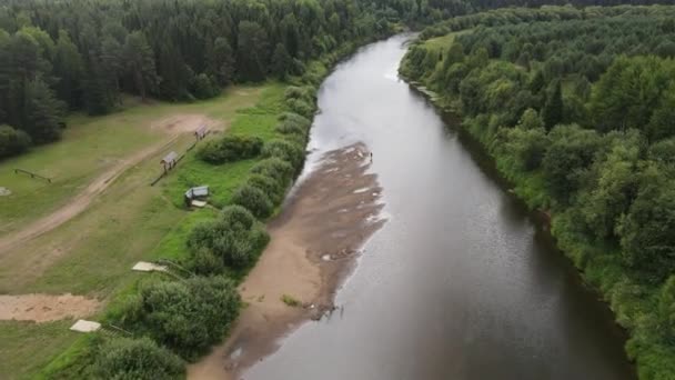 尤利亚 基洛夫州乡村茂密的绿林和草地间流淌的狭窄河流的空中景观 — 图库视频影像