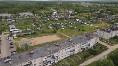 Yaz mevsiminde kırsal kesimdeki küçük köy evleri, Murashi, Kirov Oblastı ve tipik panel binaların insansız hava aracı görüntüsü