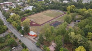 Futbol sahasının havadan görünüşü basketbol sahasının şehrin banliyölerinde ağaçlarla çevrili olması, Kotelnich, Kirov