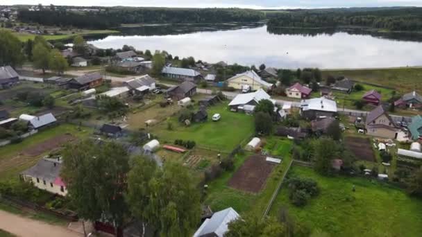 Vista Drone Jardins Verdes Edifícios Residenciais Locais Localizados Costa Lago — Vídeo de Stock