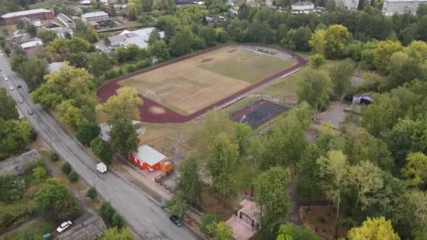 科泰里奇 基洛夫再入城郊的篮球场 周围环绕着树木 空中观看足球场 — 图库视频影像