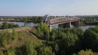 Demiryolu ve köprünün modern inşaatı kırsal alanda sakin, dar bir nehir üzerinde yemyeşil, Oparino, Kirov...