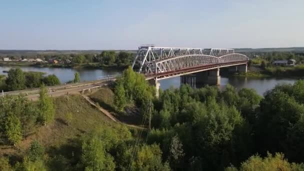 Σύγχρονη Κατασκευή Του Σιδηροδρόμου Και Γέφυρα Κατά Μήκος Ήρεμο Στενό — Αρχείο Βίντεο