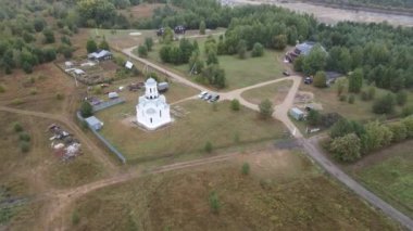 Kotelnich, Kirov 'da kilise ve kamp boyunca giden kırsal yol manzarası.