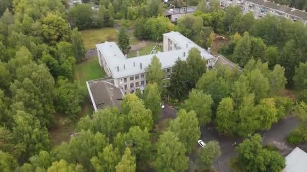 科捷尼克 基洛夫再入山坡上生长着绿树的白色房屋的空中景观 — 图库视频影像