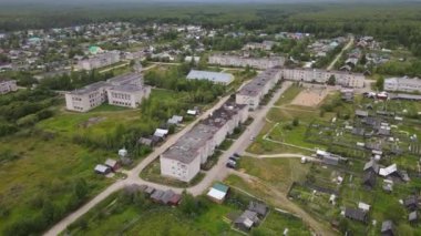 Şehirdeki yerleşim binaları ve yolları olan şehir manzarası Murashi, Kirov Bölgesi