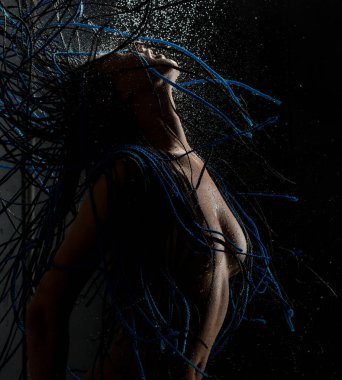 Mavi dreadlocks üstsüz ile esmer siyah duvara duş sahip