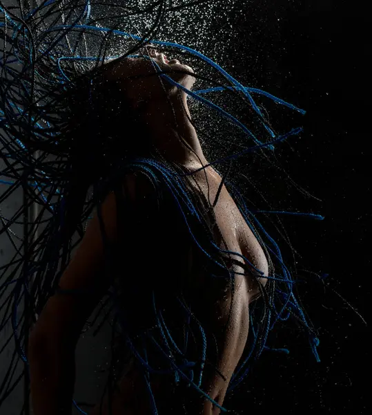 Mavi dreadlocks üstsüz ile esmer siyah duvara duş sahip