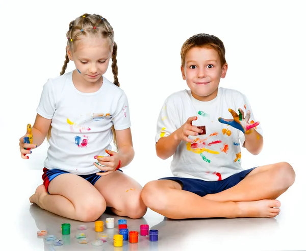 Enfants avec des mains de hamster dans la peinture — Photo