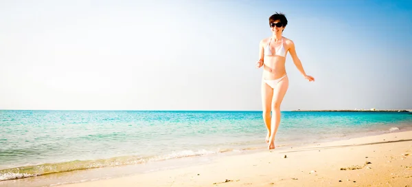 Ragazza su una spiaggia — Foto Stock