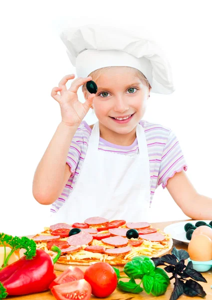 Kleines Mädchen bereitet eine Pizza zu — Stockfoto