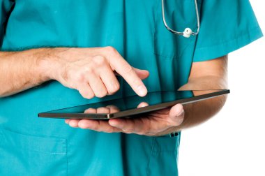 bir tablet üzerinde çalışan doktor