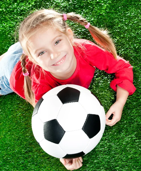 Dívka s fotbalovým míčem — Stock fotografie