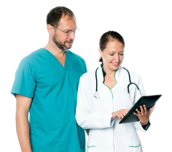 Médicos lendo notas — Fotografia de Stock