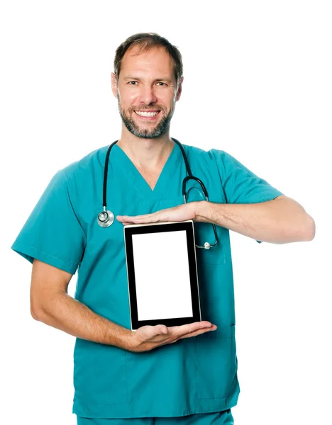 Doktor holding boş tablet — Stok fotoğraf