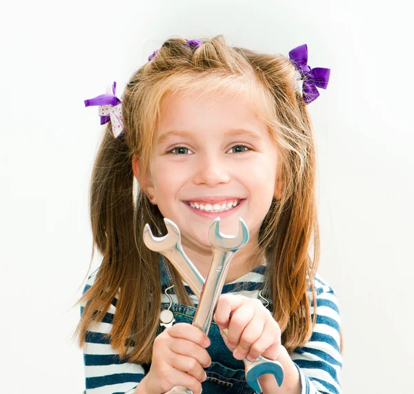 Sonriente chica con spanners — Foto de Stock