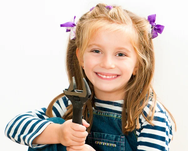 Χαμογελαστό κορίτσι με γαλλικό κλειδί — Φωτογραφία Αρχείου