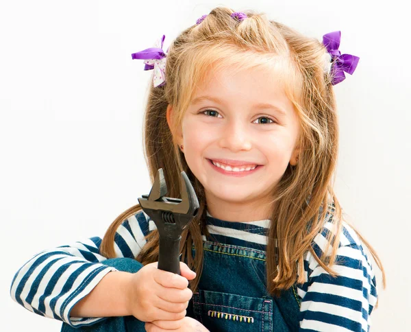 Menina sorridente com chave inglesa — Fotografia de Stock