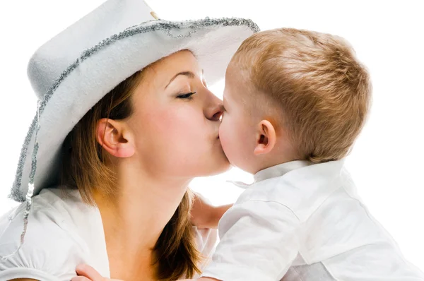 亲吻她的孩子的母亲 — 图库照片
