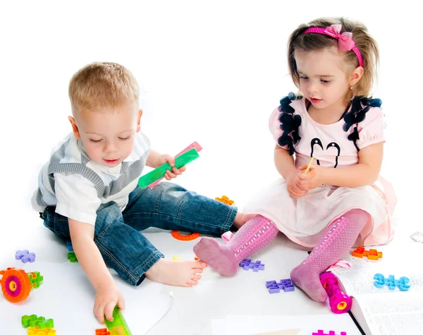 Criança brincando brinquedos — Fotografia de Stock