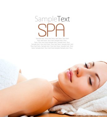spa merkezinde rahat yatan genç kadın