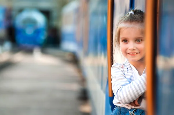 Bambina al parco giochi — Foto Stock