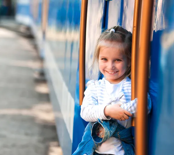 Mała dziewczynka na placu zabaw — Zdjęcie stockowe