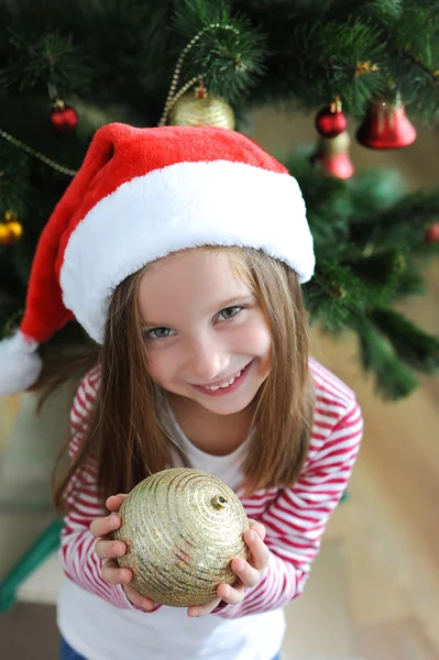 Liten flicka i jultomten hatt — Stockfoto