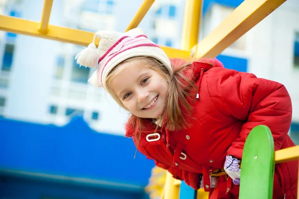 Liten flicka på lekplatsen — Stockfoto