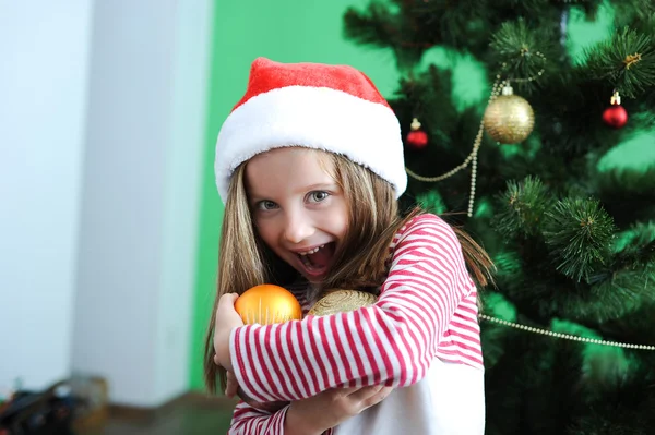 Liten flicka i jultomten hatt — Stockfoto