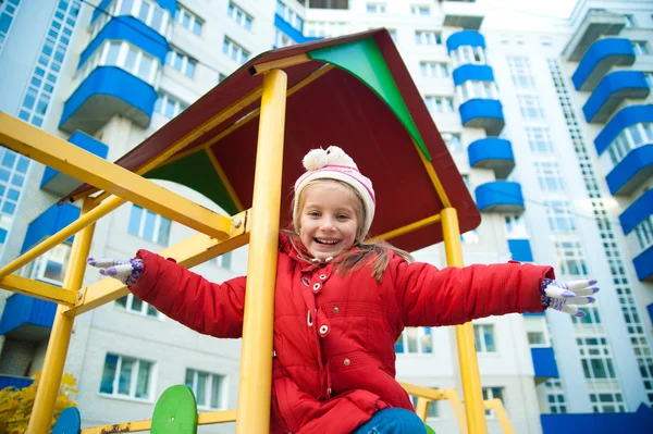 Petite fille sur le terrain de jeu — Photo